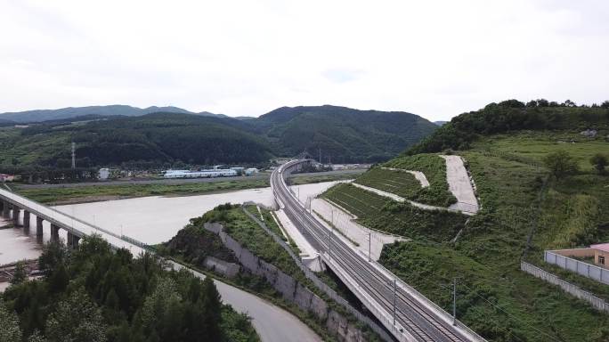 吉图珲高铁CRH380B动车组驶过铁路桥