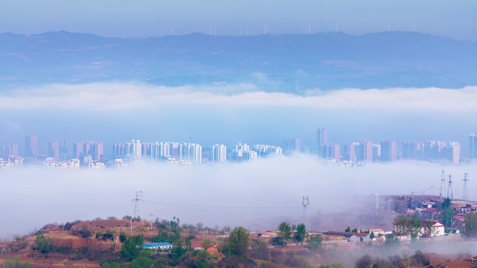 城市笼罩在云雾气中慢慢消散