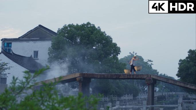 怀旧江南水乡古桥老人挑担巷弄小孩嬉戏奔跑