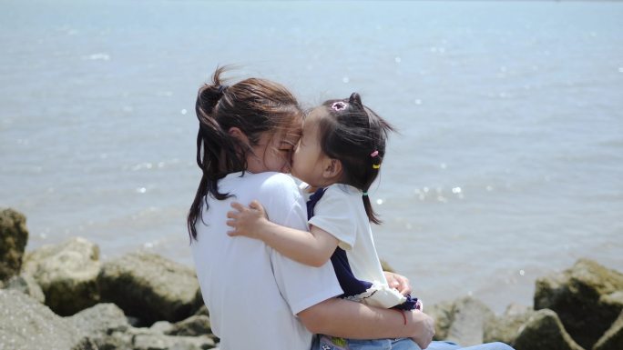 母亲节女儿亲吻妈妈