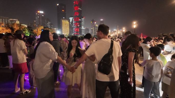 夜幕下市民休闲漫步