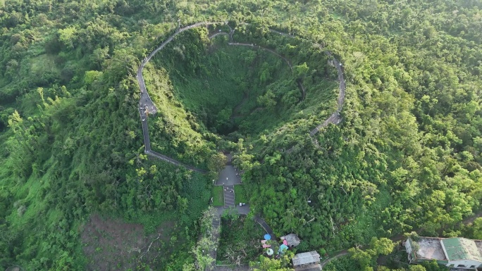 绿植覆盖的火山地貌