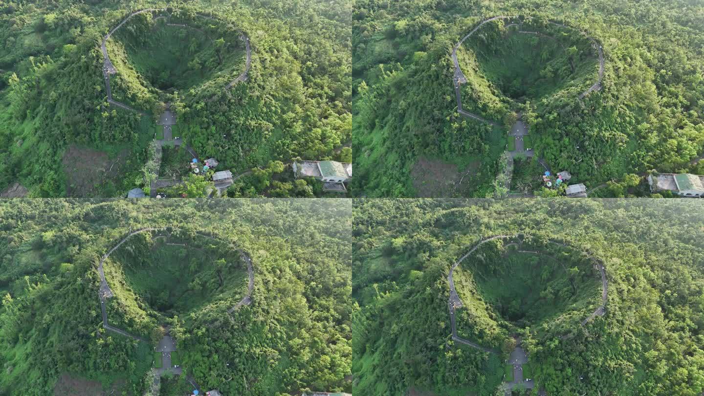 绿植覆盖的火山地貌