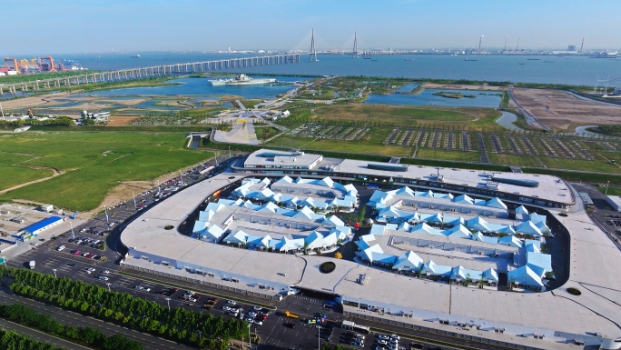 航拍南通枫叶小镇现代奥特莱斯商业街区