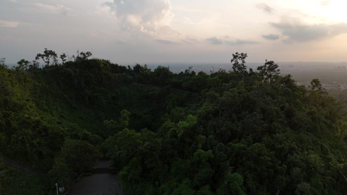 夕阳下的山峦景色
