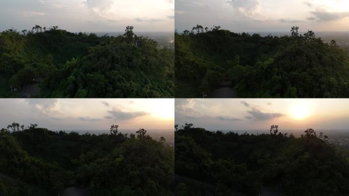 夕阳下的山峦景色