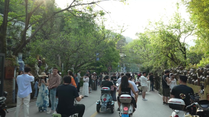 景德镇三宝村路上骑电动车街道人群交通