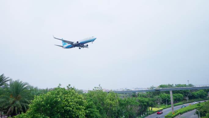 飞机城市上空飞过