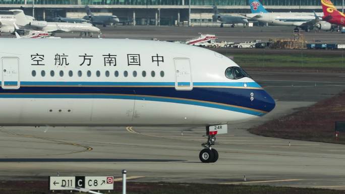 中国南方航空飞机A350滑行准备起飞
