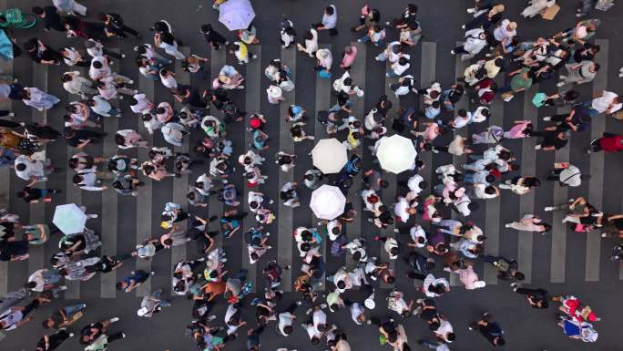 繁忙都市街头人潮涌动