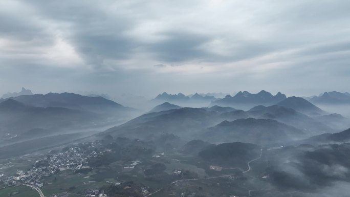 航拍春天雨后云雾缭绕的桂林山区风光
