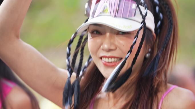马拉松笑脸美女打招呼开跑航拍