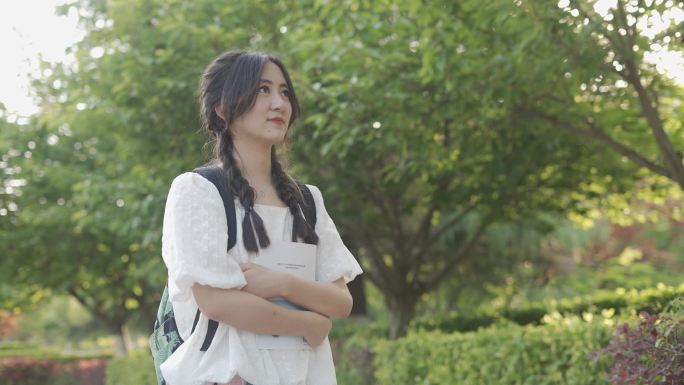阳光下的少女与雕塑