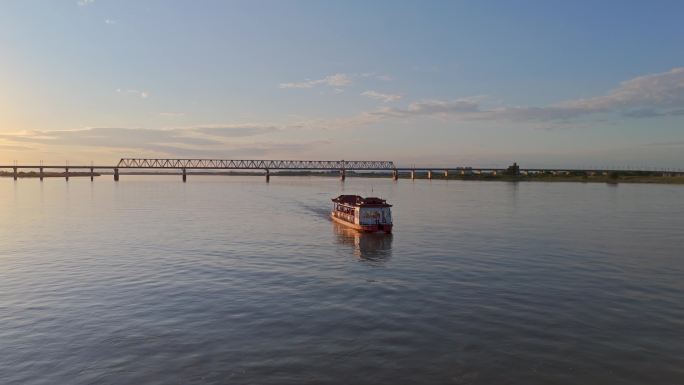 夕阳下的河流游船