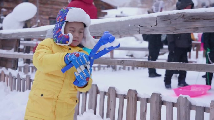 在雪乡室外的游客雪地萌娃冬日雪地亲自游乐