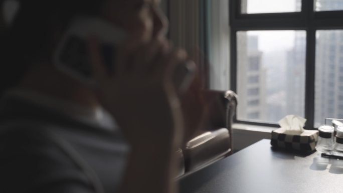 女老板打电话情绪失控