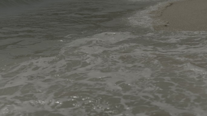 海浪拍打沙滩