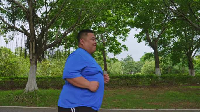 肥胖男子跑步运动减肥胖子登山奔跑