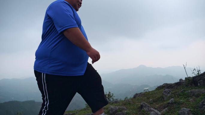 肥胖男子登山徒步运动减肥