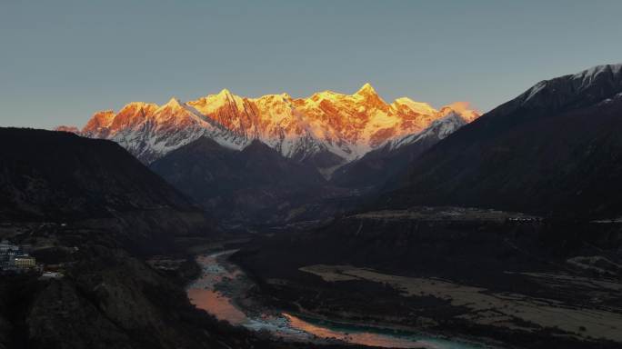 2025航拍林芝南迦巴瓦峰日照金山