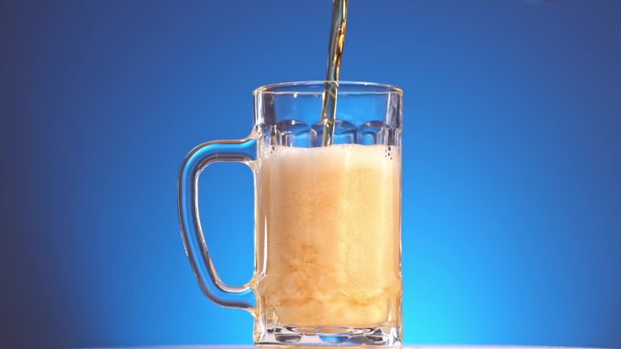 啤酒倒入玻璃杯  啤酒棚拍空镜  啤酒沫