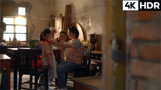 贫困儿童家志愿者关爱未成年人新衣服