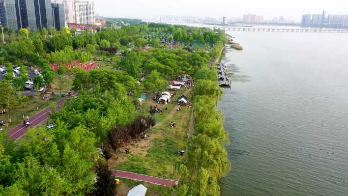 航拍临沂滨河景区露营帐篷风景