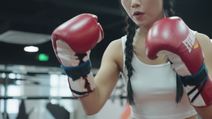 美女健身房拳击训练 美女练拳击