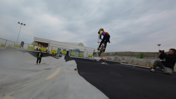 穿越机泵道骑行挑战儿童平衡车BMX竞技