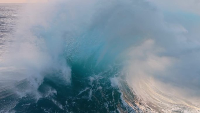 大西洋中巨大的海浪伴随着白色泡沫。风暴天的空中慢动作镜头捕捉到壮观的海潮。