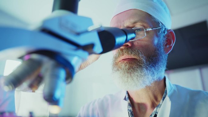 科学家在实验室使用显微镜