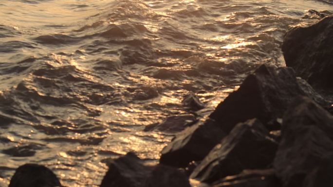 夕阳下的海岸风光