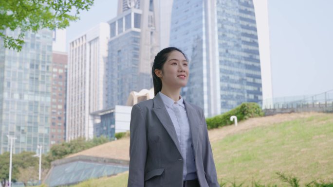 职场女性自信前行