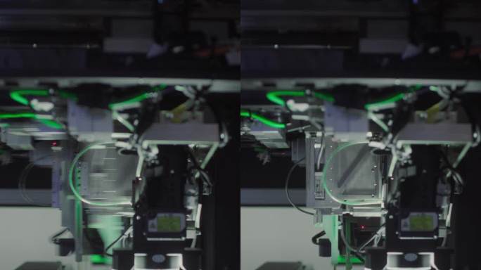 电子元件。印刷电路板与表面贴装元件一起移动。