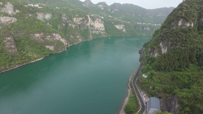 穿越机俯冲长江