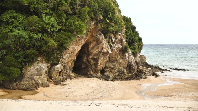 冲绳岛伊部海滩周围的异域自然。