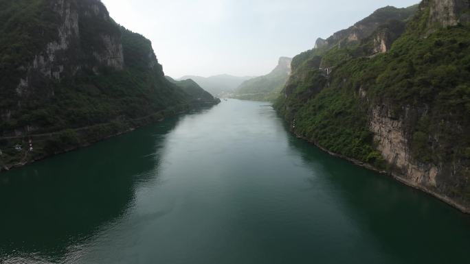 穿越机飞跃俯冲长江三峡