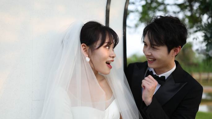 两组树下的新婚夫妇亲密互动
