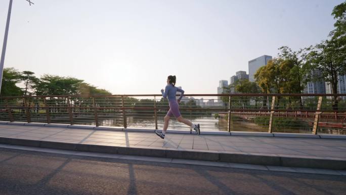 城市桥上女子晨跑