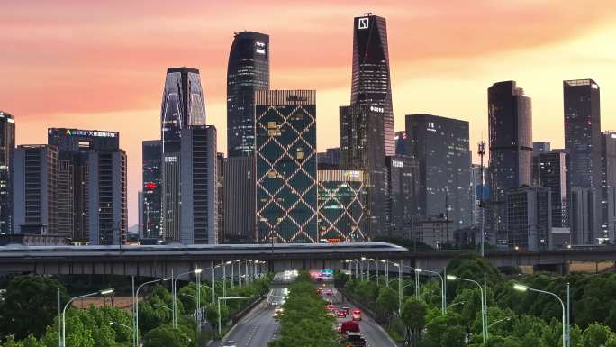 2025杭州市城市晚霞高铁同框航拍4k