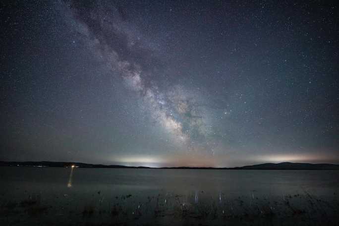 上都湖 湖面倒映银河夜转日延时