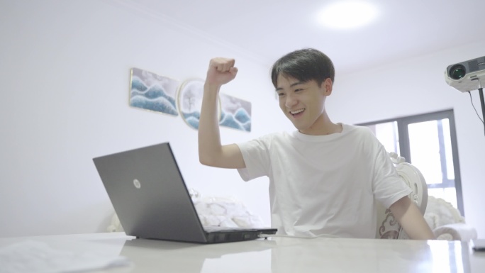 网瘾少年打游戏