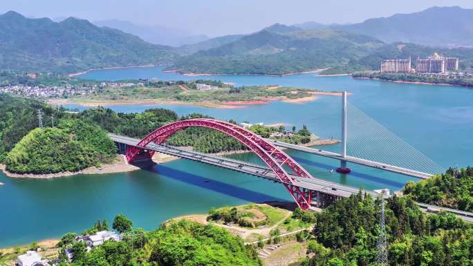 湖光山色间太平湖大桥