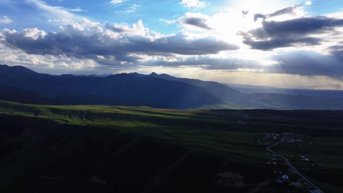 山峦云海间阳光普照大地