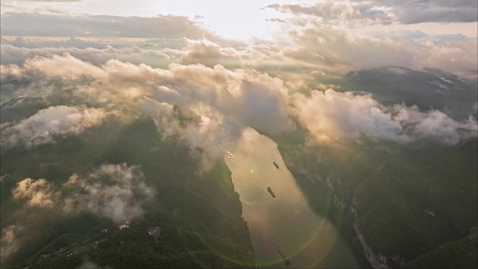 云雾缭绕的山川河流