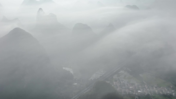 春天日出时分桂林云雾缭绕山谷中的高速公路