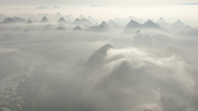 日出时分云雾缭绕中的桂林喀斯特地貌山峰