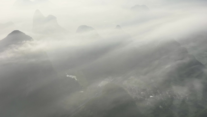 日出时分云雾缭绕中的桂林喀斯特地貌山峰