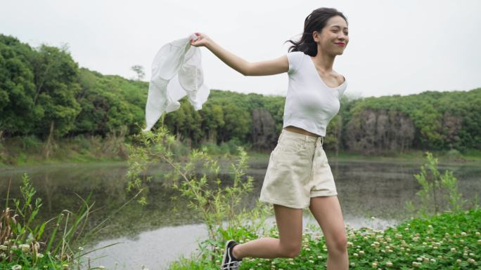 郊外奔跑的年轻女性 田野间自由呼吸的女孩