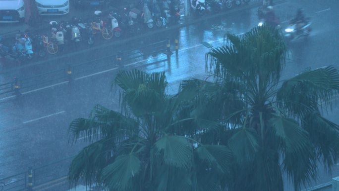 雨中城市车流